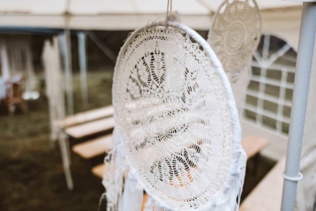 Hochzeitsfotograf Remscheid Hochzeit Heiraten Hochzeitsfotos - Dekoration im BoHo-Stil für eine freie Trauung beziehungsweise eine freie Hochzeit. Traumfänger hängt vom Pavillon