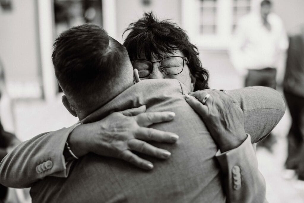 Hochzeitsfotograf Remscheid Hochzeit Heiraten Hochzeitsfotos - Die Brautmutter umarmt zur Gratulation. Sie ist den Tränen nahe