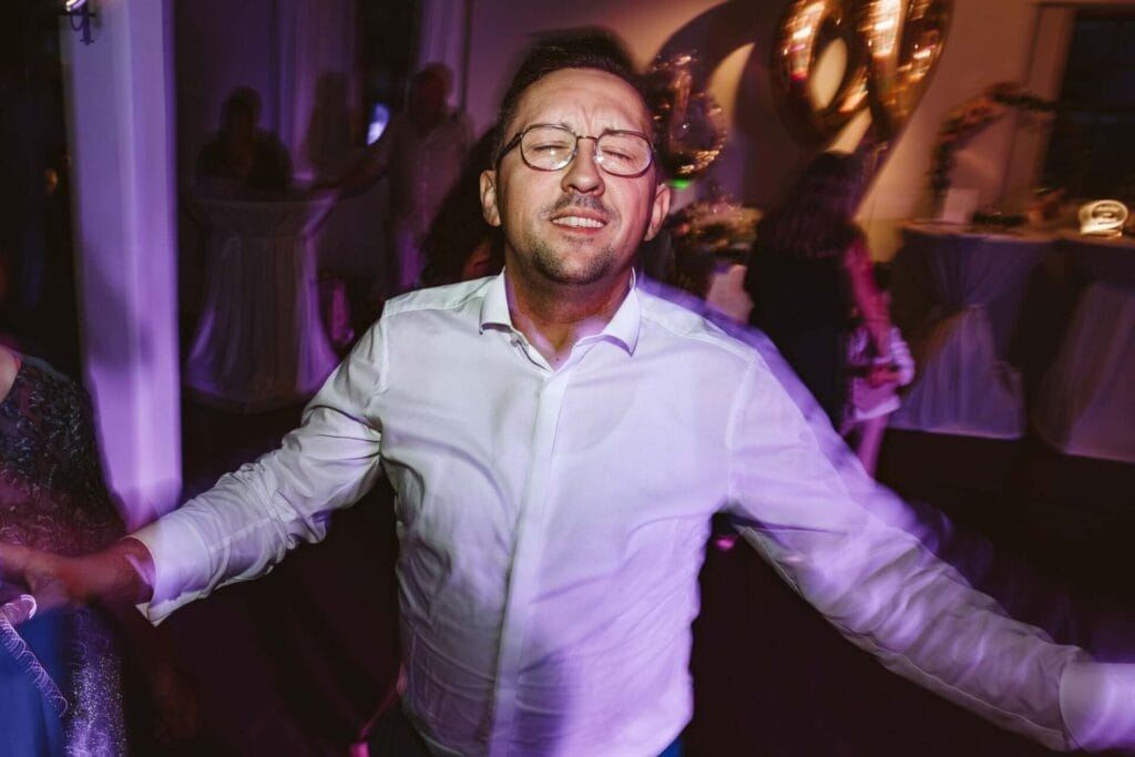 Hochzeitsfotograf Remscheid Hochzeit Heiraten Hochzeitsfotos - Hochzeitsgast lässt auf der Hochzeitsparty all seine Emotionen freien lauf und tanzt