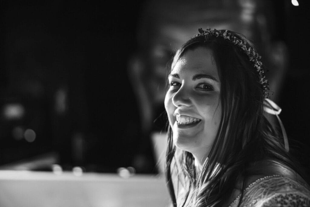 Hochzeitsfotograf Remscheid Hochzeit Heiraten Hochzeitsfotos - Braut lächelt auf der Hochzeitsparty in die Kamera