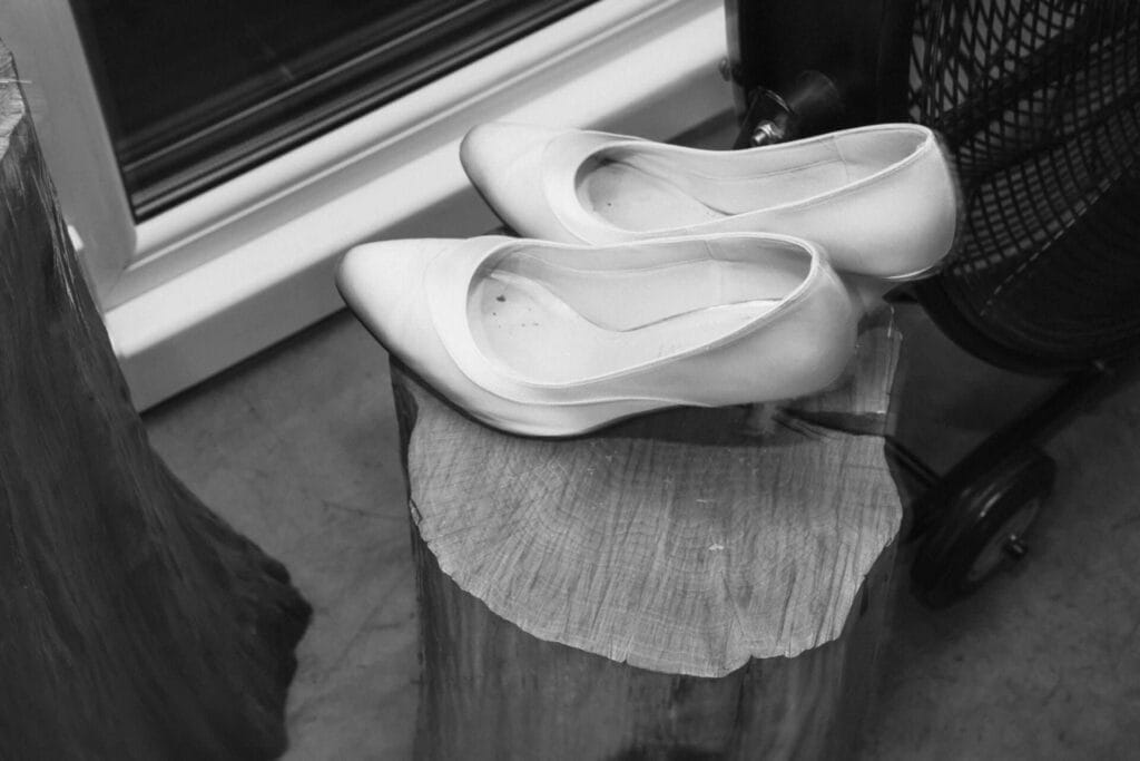 Hochzeitsfotograf Dinslaken Hochzeit Heiraten Hochzeitsfotos - Die Brautschuhe der Braut stehen auf einem Holzstamm