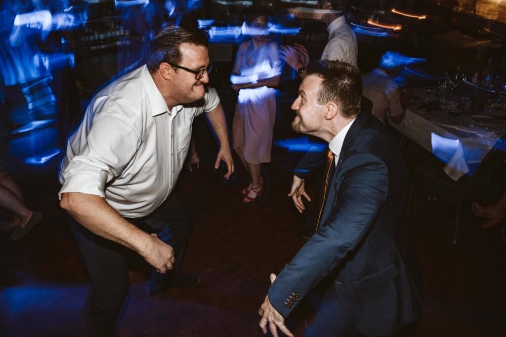 Hochzeitsfotograf Dinslaken Hochzeit Heiraten Hochzeitsfotos - Hochzeitsgäste sind ulkig auf der Hochzeitsparty. Sie ahmen zwei Affen nach