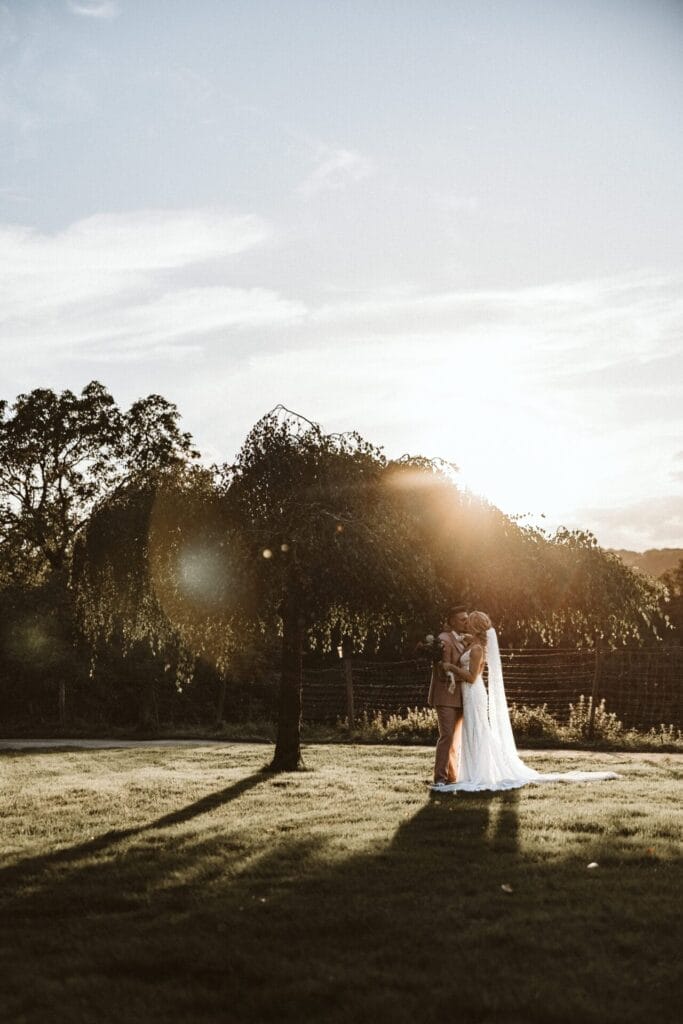 Hochzeitsfotograf Duisburg Hochzeit Heiraten Hochzeitsfotos - Brautpaar küsst sich unter einem Baum bei Sonnenuntergang