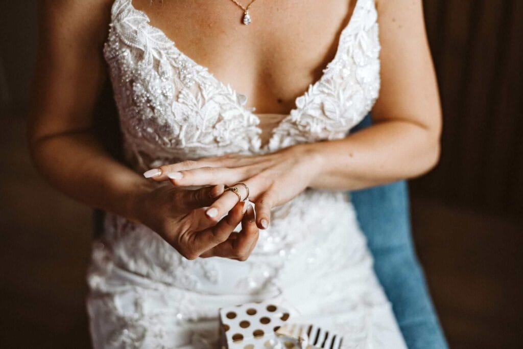 Hochzeitsfotograf Duisburg Hochzeit Heiraten Hochzeitsfotos - Die Braut legt sich an ihren Ringfinger einen Ring an. Es handelt sich dabei um ein Erbstück der Großmutter bzw. der Oma