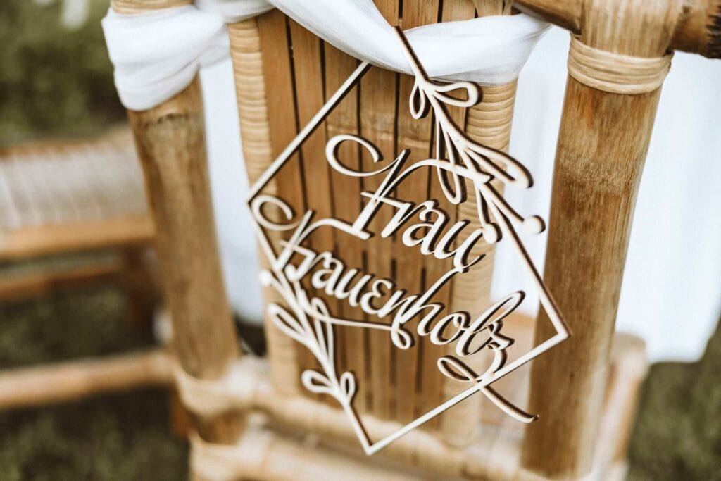 Hochzeitsfotograf Duisburg Hochzeit Heiraten Hochzeitsfotos - Ein Holzstuhl, auf dem der Nachname der zukünftigen Braut steht