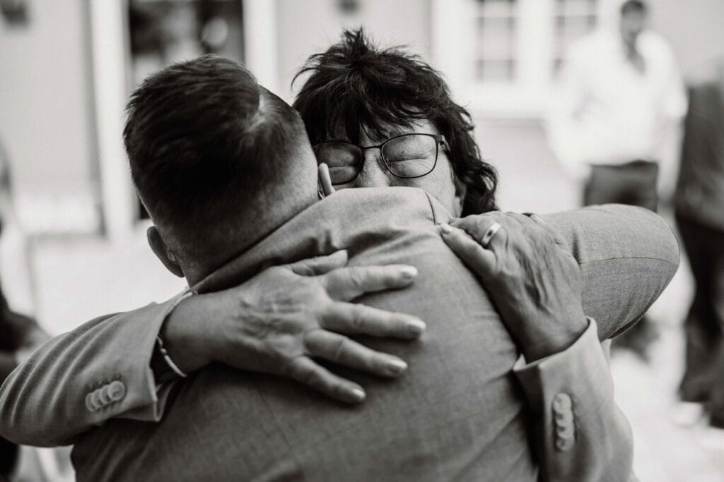 Hochzeitsfotograf Duisburg Hochzeit Heiraten Hochzeitsfotos - Die Brautmutter umarmt zur Gratulation. Sie ist den Tränen nahe