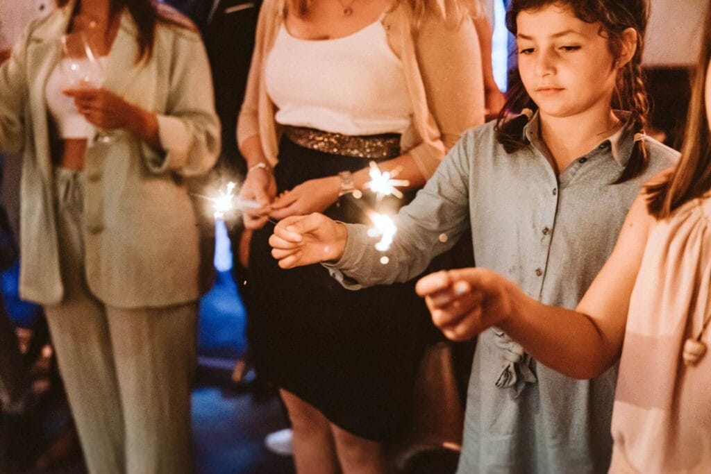 Hochzeitsfotograf Duisburg Hochzeit Heiraten Hochzeitsfotos - Kinder zünden auf der Hochzeitsparty ihre Sternspeier beziehungsweise ihre Wunderkerzen an