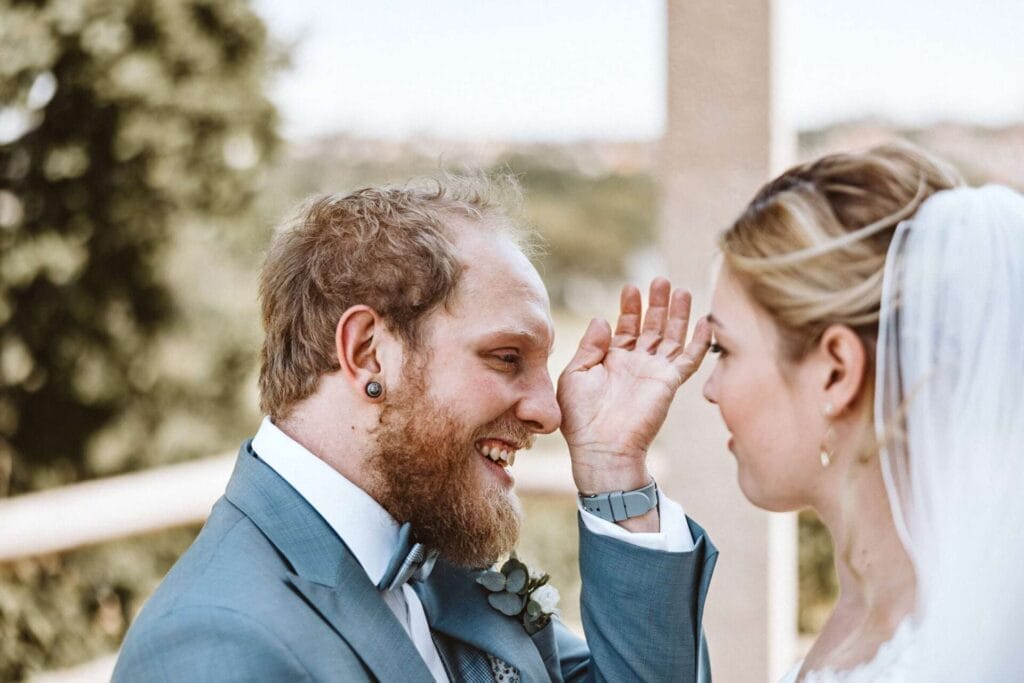 Hochzeitsfotograf Mülheim an der Ruhr Hochzeit Heiraten Hochzeitsfotos - Bräutigam sieht seine Braut zum ersten Mal beim First Look. Er fängt das weinen an, lacht aber dabei überglücklich