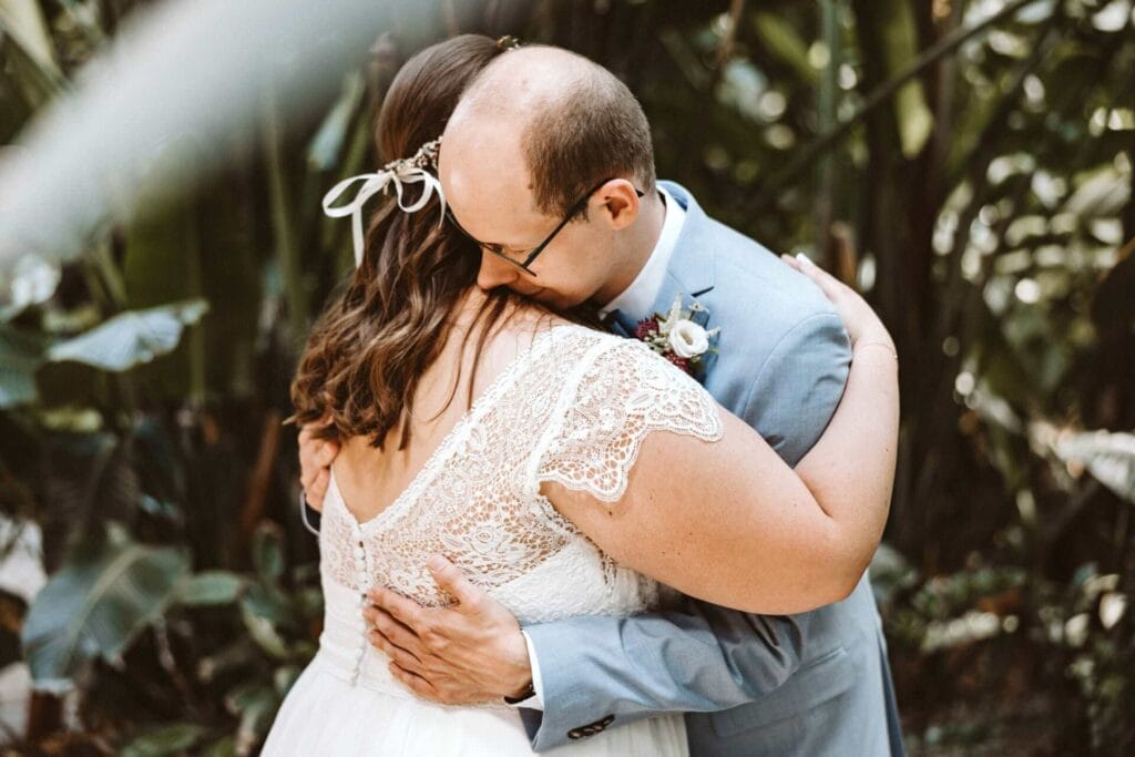 Hochzeitsfotograf Dortmund Hochzeit Heiraten Hochzeitsfotos - Bräutigam ist sprachlos und umarmt seine Braut beim First Look sehr herzig und sehr lange