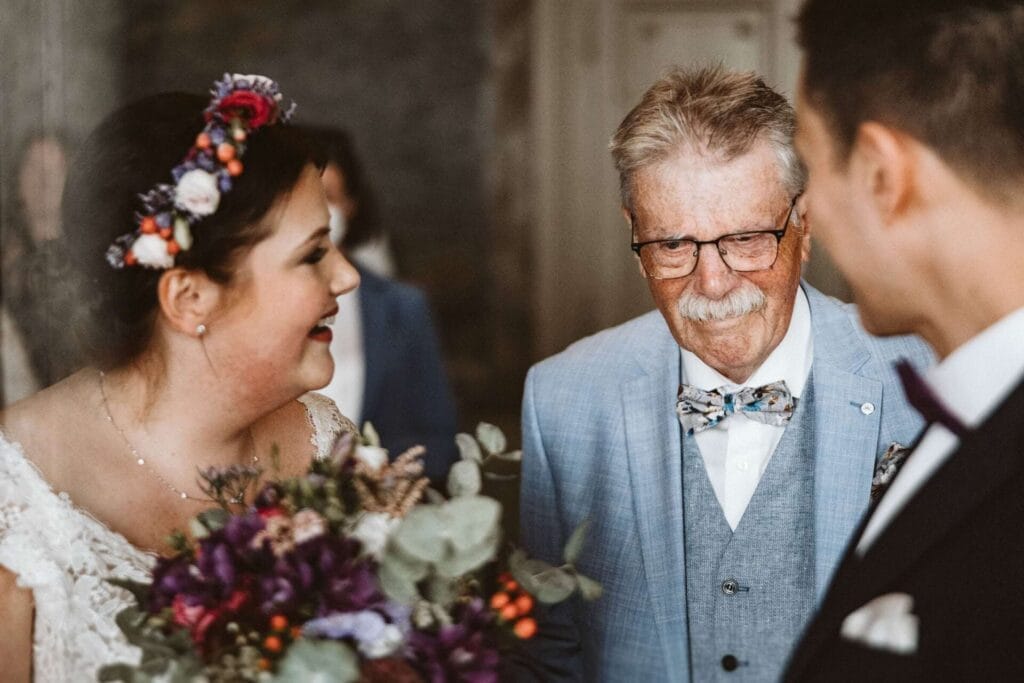 Hochzeitsfotograf Dortmund Hochzeit Heiraten Hochzeitsfotos - Brautvater bringt seine Braut zum Altar. Er bricht fast in Tränen dabei aus und freut sich für seine Braut sehr