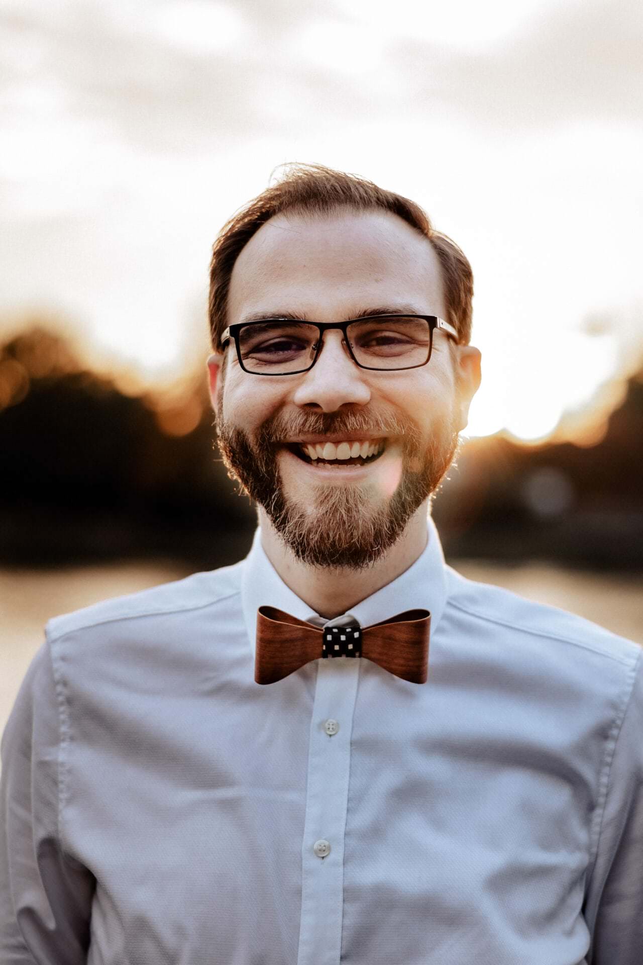 Hochzeitsfotograf Gladbeck Hochzeit Heiraten Hochzeitsfotos - Mit brauner fliege und weißem Hemd