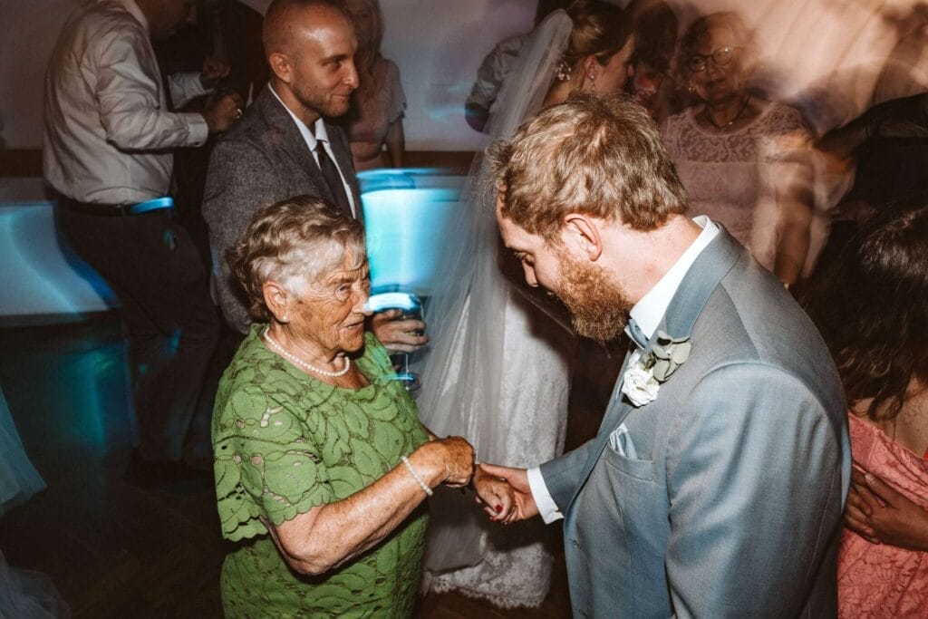 Hochzeitsfotograf Herne Hochzeit Heiraten Hochzeitsfotos - Bräutigam und Großmutter des Bräutigams tanzen miteinander auf der Hochzeitsparty