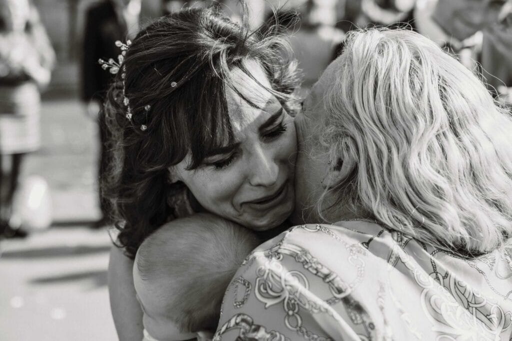 Hochzeitsfotograf Unna Hochzeit Heiraten Hochzeitsfotos - Gratulation der Brautmutter für die frisch vermählte Braut. Die Braut hält dabei ihren Sohn in den Armen. Die Braut ist den Tränen nahe