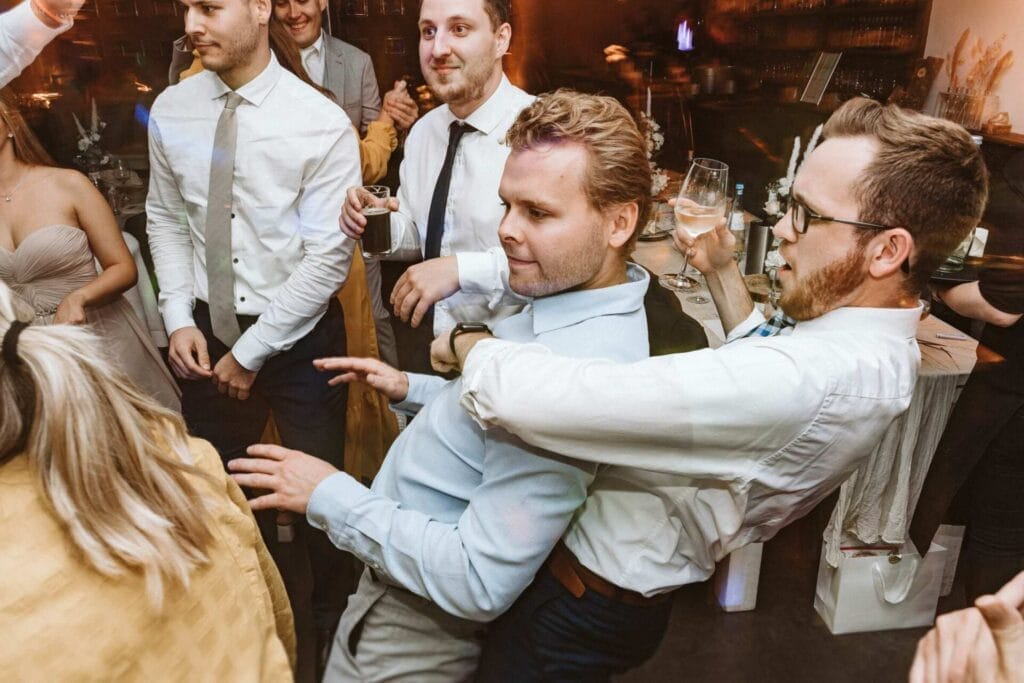 Hochzeitsfotograf Schwerte Hochzeit Heiraten Hochzeitsfotos - Kinder zünden auf der Hochzeitsparty ihre Sternspeier beziehungsweise ihre Wunderkerzen an