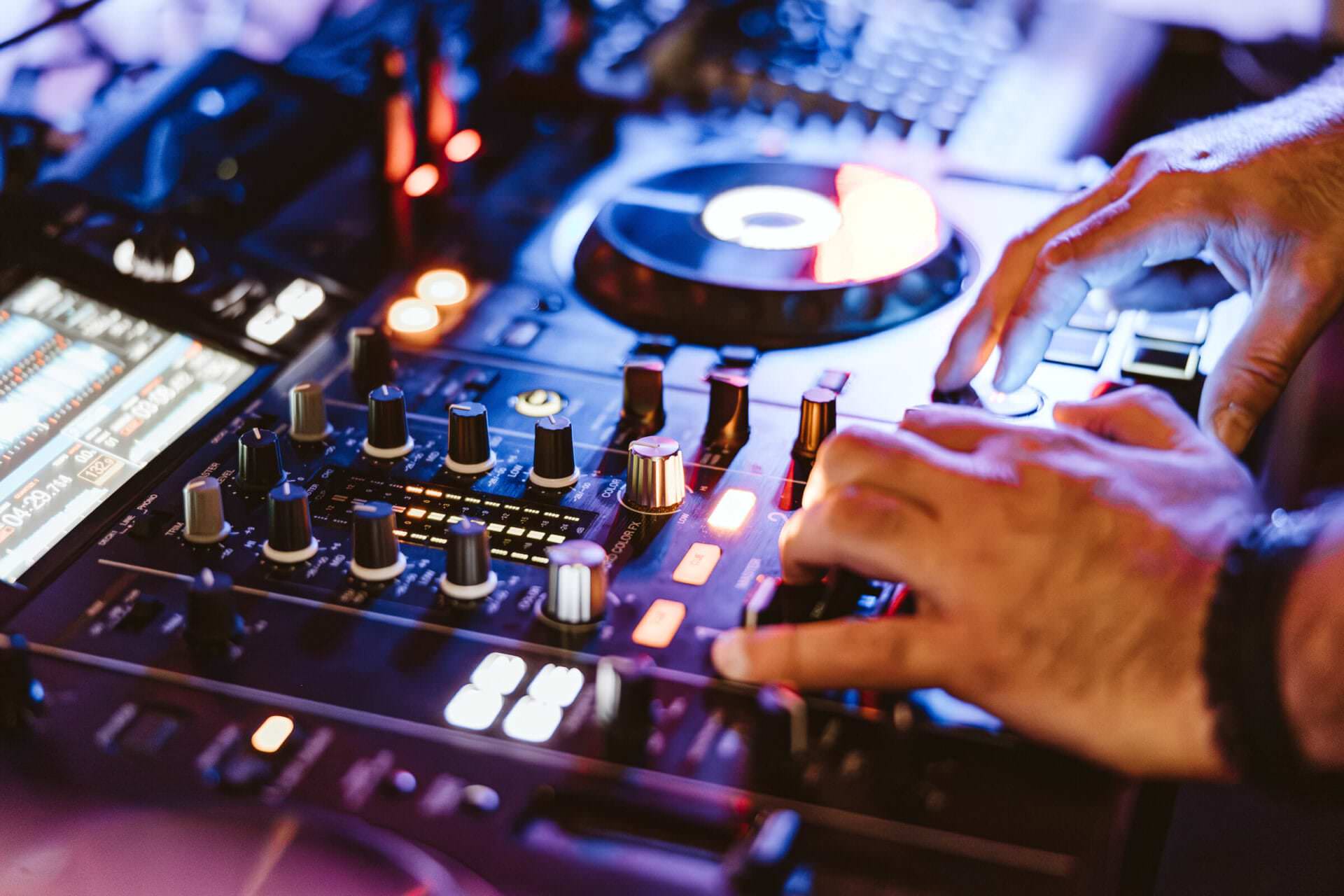 Hochzeitsfotograf Bergkamen Hochzeit Heiraten Hochzeitsfotos - Mischpult des DJs für die Hochzeitsparty