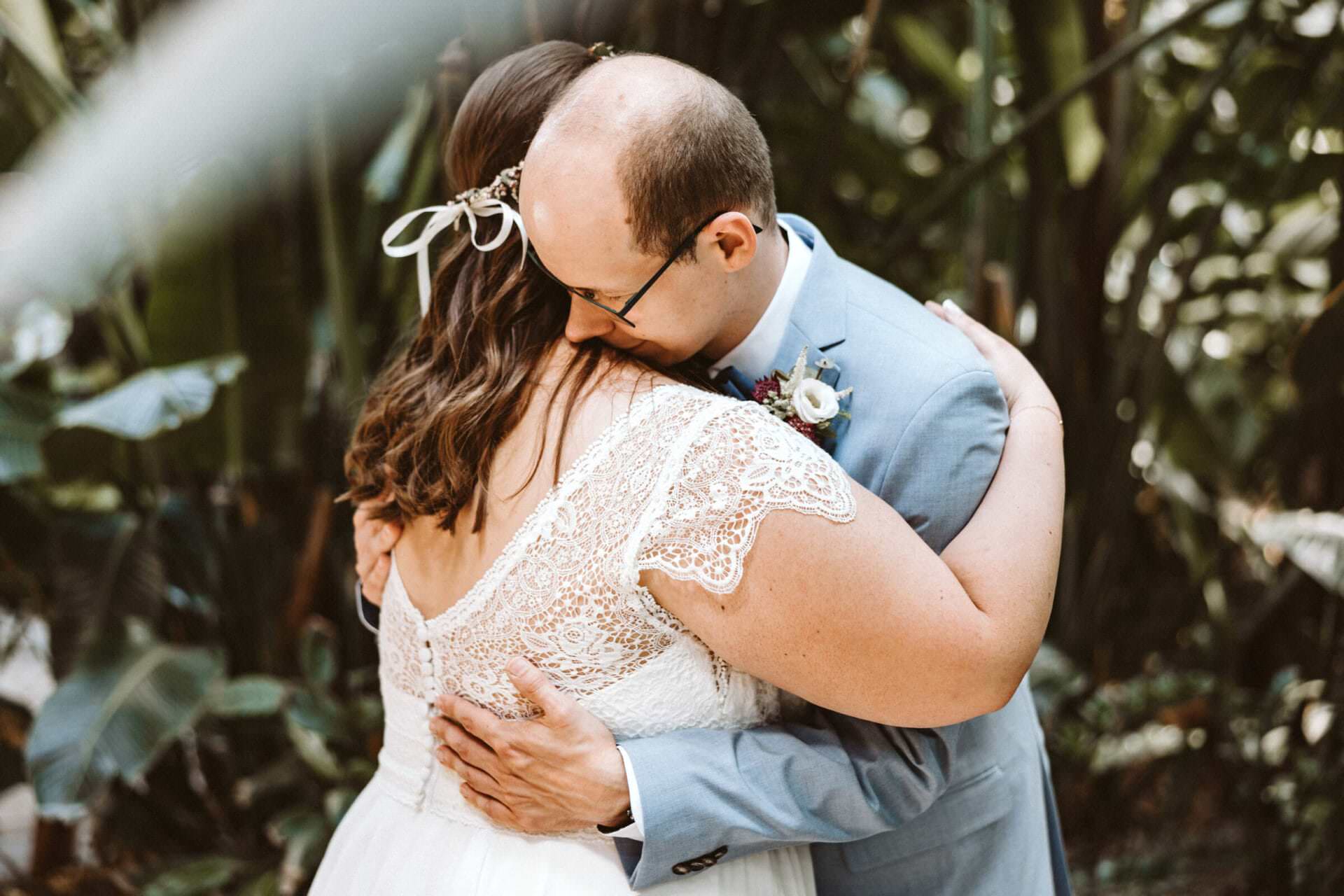 Hochzeitsfotograf Krefeld Hochzeit Heiraten Hochzeitsfotos - Bräutigam ist sprachlos und umarmt seine Braut beim First Look sehr herzig und sehr lange