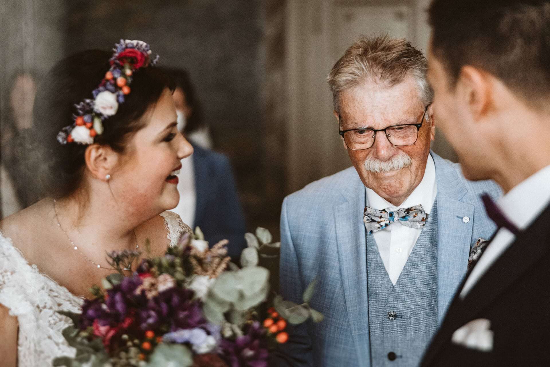 Hochzeitsfotograf Krefeld Hochzeit Heiraten Hochzeitsfotos - Brautvater bringt seine Braut zum Altar. Er bricht fast in Tränen dabei aus und freut sich für seine Braut sehr