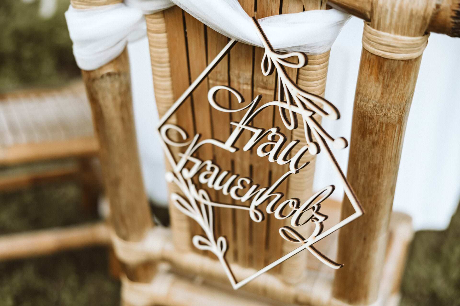 Hochzeitsfotograf Krefeld Hochzeit Heiraten Hochzeitsfotos - Ein Holzstuhl, auf dem der Nachname der zukünftigen Braut steht