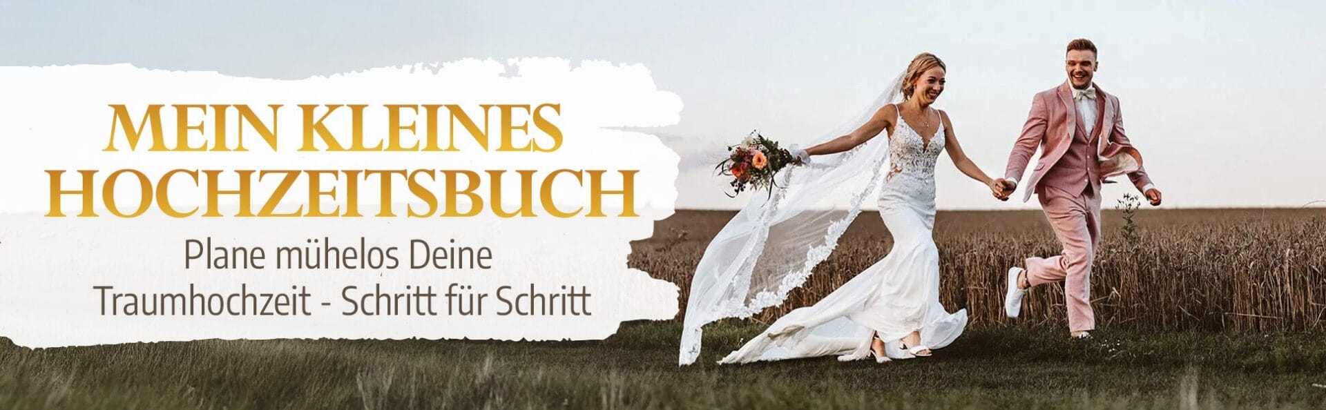 Mein kleines Hochzeitsbuch Hochzeitsplaner Wedding Planner Amazon Plus - Plane mühelos Deine Traumhochzeit - Schritt für Schritt - Hochzeitspaar läuft und rennt neben Maisfeld entlang. Sie halten Händchen. Bräutigam ist im rosanem Anzug. Braut mit weißem Brautkleid und Braustraß in der rechten Hand. Glückliches Brautpaar
