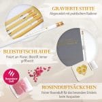 Mein kleines Hochzeitsbuch Hochzeitsplaner Wedding Planner Grau Amazon - Gravierte Sfite - abgerundet mit praktischem Radierer - Bleistiftschlaufe - Fixiert am Planer, Bleistift immer griffbereit - Rosenduftsäckchen - Feiner Rosenduft für das besondere Erlebnis beim Auspacken besonderer Duft - Alle Hochzeitsgeschenke im Flatlay liegen nebeneinander und Zeigen das Set für Hochzeitsplanung