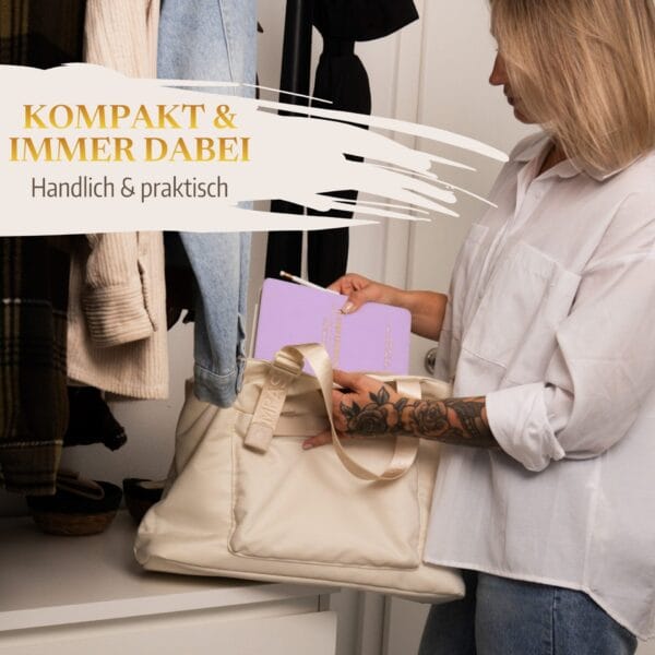 Mein kleines Hochzeitsbuch Hochzeitsplaner Wedding Planner Lila 7 Mein kleines Hochzeitsbuch Hochzeitsplaner Wedding Planner Lila - Kompakt und immer dabei - handlich und praktisch - Zukünftige Braut packt Hochzeitsplaner Wedding Planner in die Handtasche vor einer Garderobe