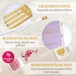 Mein kleines Hochzeitsbuch Hochzeitsplaner Wedding Planner Lila Amazon - Gravierte Sfite - abgerundet mit praktischem Radierer - Bleistiftschlaufe - Fixiert am Planer, Bleistift immer griffbereit - Rosenduftsäckchen - Feiner Rosenduft für das besondere Erlebnis beim Auspacken besonderer Duft - Alle Hochzeitsgeschenke im Flatlay liegen nebeneinander und Zeigen das Set für Hochzeitsplanung