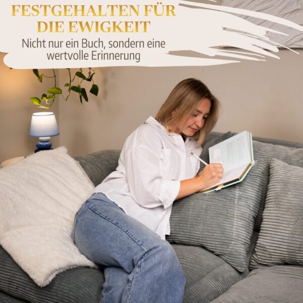 Mein kleines Hochzeitsbuch Hochzeitsplaner Wedding Planner Mint 6 Mein kleines Hochzeitsbuch Hochzeitsplaner Wedding Planner Mint - Festgehalten für die Ewigkeit - Nicht nur ein Buch, sondern eine wertvolle Erinnerung - Zukünftige Braut sitzt auf einer Minten Couch mit Hochzeitsbuch Hochzeitsplaner in der Hand und macht Notizen