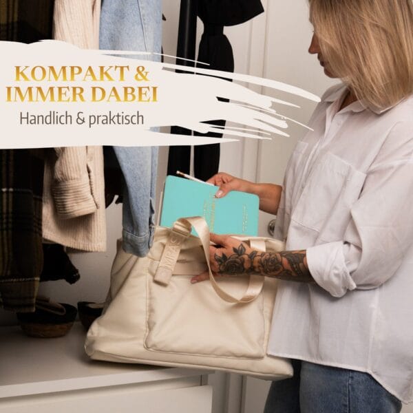 Mein kleines Hochzeitsbuch Hochzeitsplaner Wedding Planner Mint 7 Mein kleines Hochzeitsbuch Hochzeitsplaner Wedding Planner Mint - Kompakt und immer dabei - handlich und praktisch - Zukünftige Braut packt Hochzeitsplaner Wedding Planner in die Handtasche vor einer Garderobe