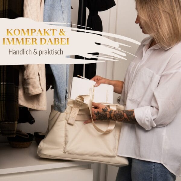 Mein kleines Hochzeitsbuch Hochzeitsplaner Wedding Planner Weiß 7 Mein kleines Hochzeitsbuch Hochzeitsplaner Wedding Planner Weiß - Kompakt und immer dabei - handlich und praktisch - Zukünftige Braut packt Hochzeitsplaner Wedding Planner in die Handtasche vor einer Garderobe