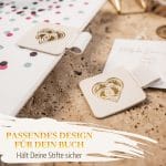 Stifthalter Stiftehalter Stiftschlaufe Pen Loop Extragroß Hochzeitsplaner Weiß - Passendes Design für Dein Buch - Hält Deine Stifte sicher - Selbstklebende Stiftschlaufe eine eingeklebt, die andere ligt auf einem braunen Tisch dekorativ für die Hochzeitsplanung