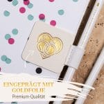 Stifthalter Stiftehalter Stiftschlaufe Pen Loop Hochzeitsplaner Weiß - Eingeprägt mit Goldfolie - Premium Qualität - Stiftschlaufe hält Stift mit Gummizug fest. Goldfolie in Herzform mit Hochzeitsringen zu erkennen. PU-Leder in Weiß.