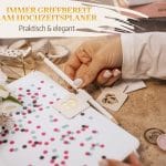 Stifthalter Stiftehalter Stiftschlaufe Pen Loop Hochzeitsplaner Weiß - Immer griffbereit am Hochzeitsplaner - Praktisch und elegant. Hand schiebt Stift in Stiftschlaufe nach unten. Zukünftige Braut organisiert Wedding Planner mit Stiftschlaufe.