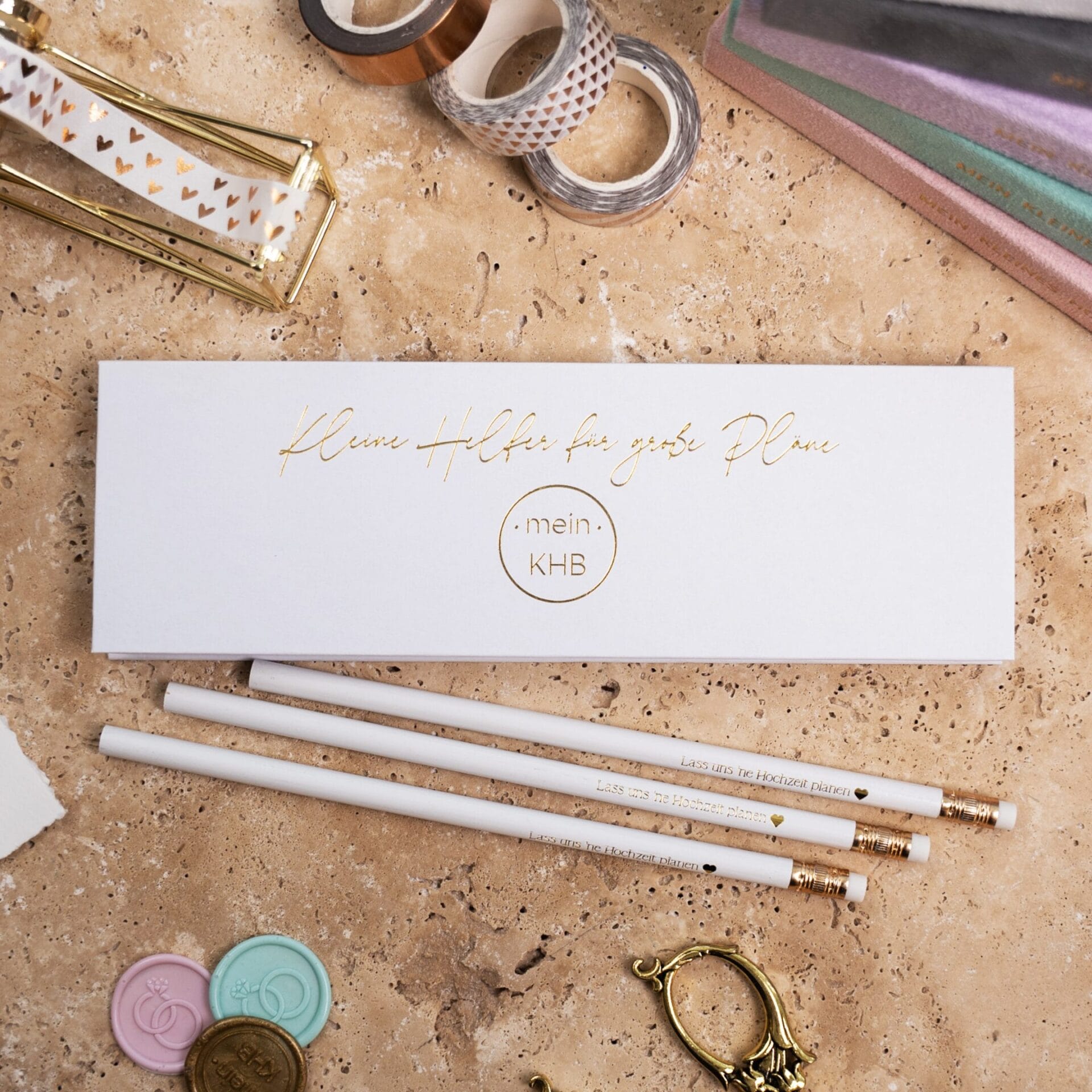 Weiße Bleistifte Set Hochzeit Hochzeitsplanung Gold Gravur Radiergummi - Geschenkeverpackung mit weißen Bleistiften 3 Stück liegt auf Tisch mit Hochzeitsdekoration, Wachssiegeln und Hochzeitsplanern